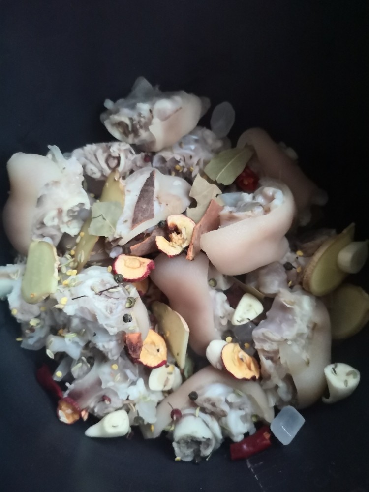 黄豆炖猪蹄,将煮好的猪蹄放入高压锅中，并且将准备好的香料放进去。