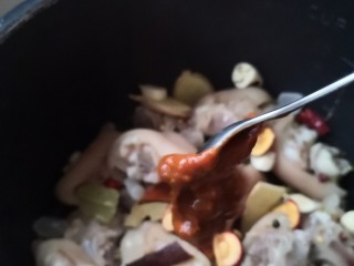 黄豆炖猪蹄,再放一勺半的豆瓣酱提鲜。