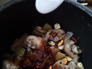 黄豆炖猪蹄,放入适量的盐看个人口味。