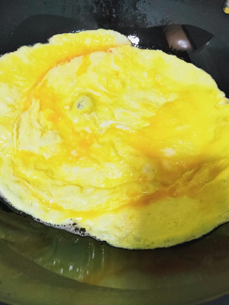 豇豆炒鸡蛋,铺平煎至没有流动蛋液