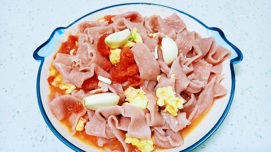 西红柿炒鸡蛋拌火龙果手擀面