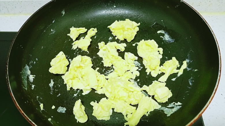 西红柿炒鸡蛋拌火龙果手擀面,锅中放入适量油，油热后倒入鸡蛋液，快速划散