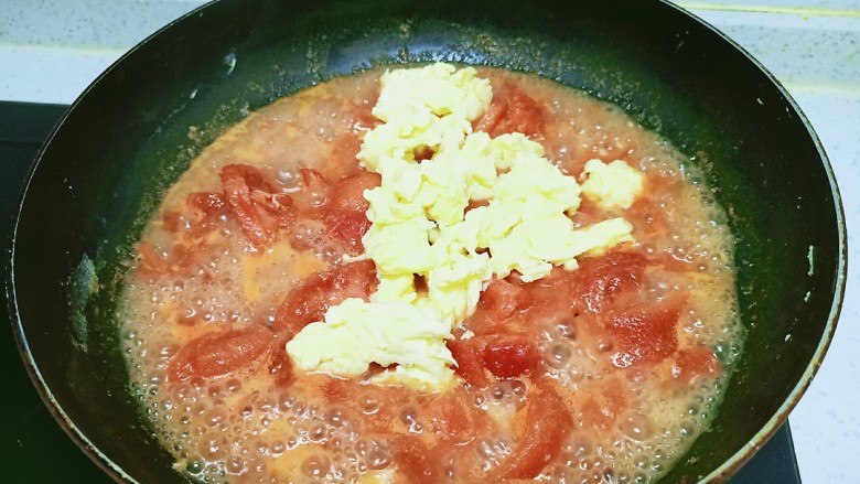 西红柿炒鸡蛋拌火龙果手擀面,倒入鸡蛋
