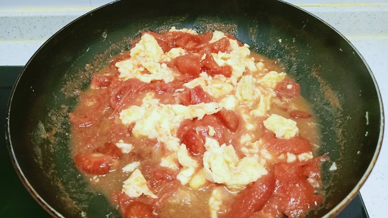 西红柿炒鸡蛋拌火龙果手擀面,加入盐翻炒均匀