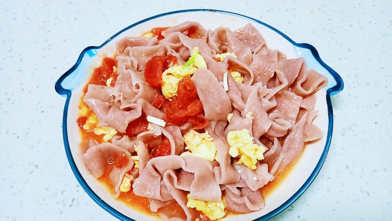 西红柿炒鸡蛋拌火龙果手擀面,搅拌均匀