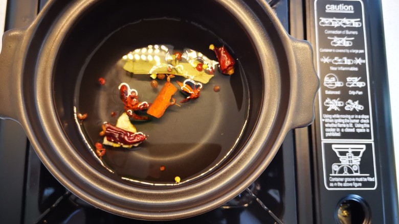 五香蚕豆,砂锅加适量清水，将调料倒入砂锅中