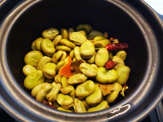 五香蚕豆,煮至水分收干入味即可