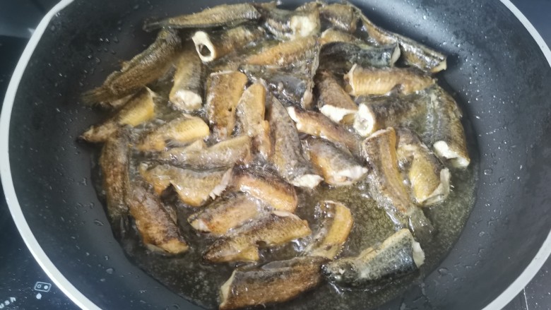 红烧泥鳅,锅里倒入稍多点的油，油温6成热倒入泥鳅两面煎一下