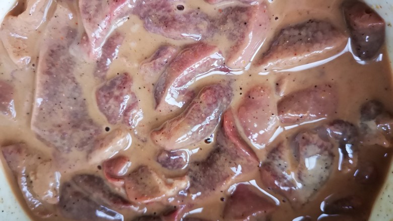 青椒炒猪肚,搅拌均匀的猪肝静置十分钟入味