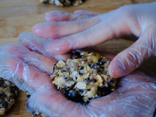 红糖燕麦饼,放在手掌轻轻压成小饼，压的稍微紧实一些，避免松掉。