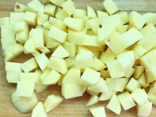 土豆焖饭,土豆削皮后切丁