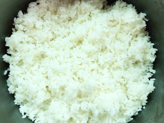 土豆焖饭,剩米饭刨散备用