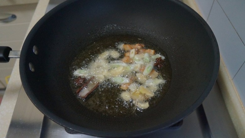 酱焖鲅鱼,然后放入葱姜蒜炝岀香味。