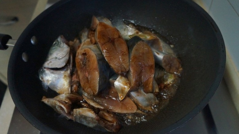 酱焖鲅鱼,放入味好鲅鱼，加入备好的各种调料。