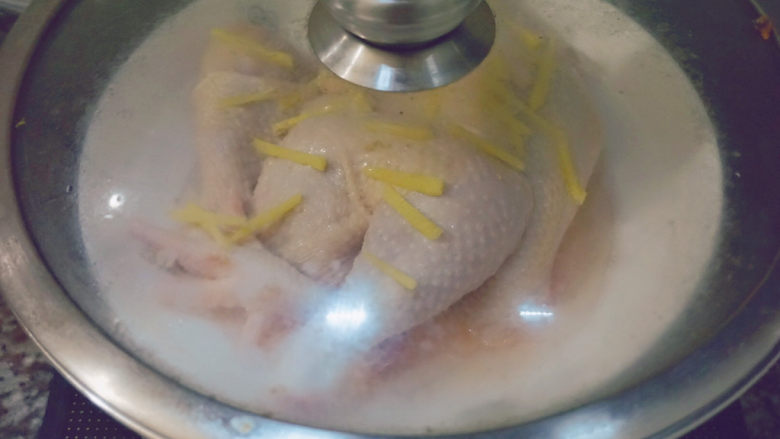 白切鸡,放入锅中火蒸大概15分钟