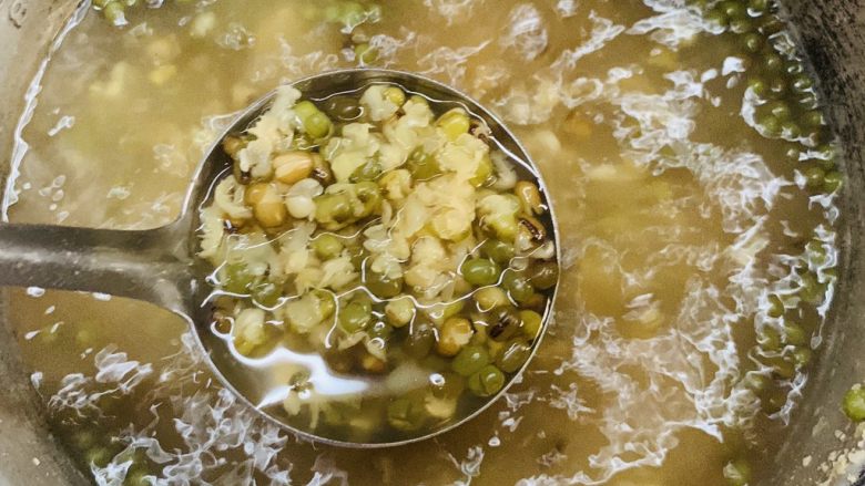 清爽绿豆粥,时间到开盖看到豆子松软就基本可以了。