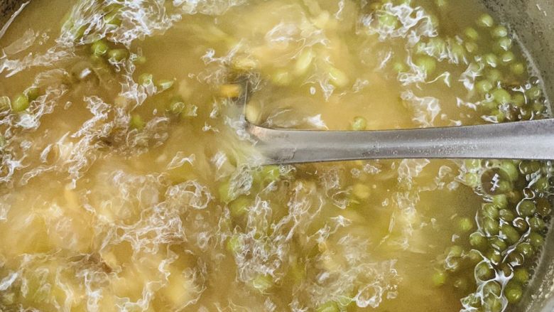 清爽绿豆粥,搅拌均匀。