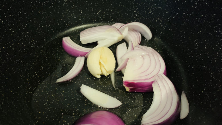 韭菜炒猪血,锅里加食用油，烧热，加入蒜头和洋葱；