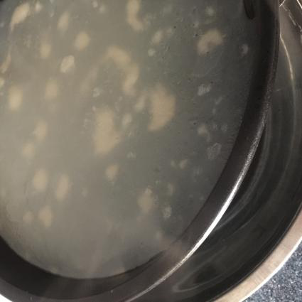 自制凉皮,放入烧开的锅中加盖蒸约2分钟，表面鼓泡即可；