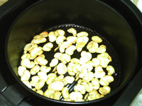 油炸蚕豆,微呈金黄色，出炉