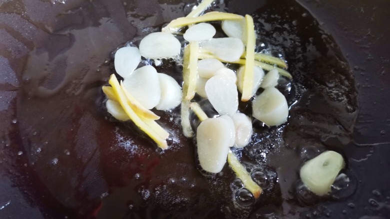 西兰花虾仁豆腐汤,锅中热油，加入姜蒜爆香，