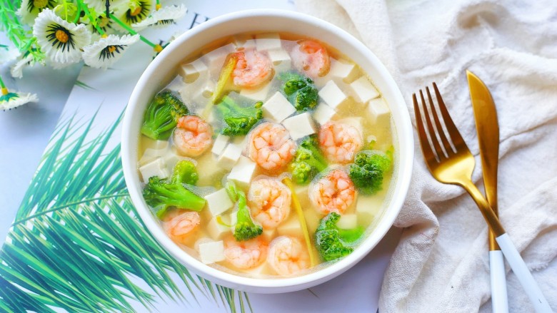 西兰花虾仁豆腐汤,营养健康。