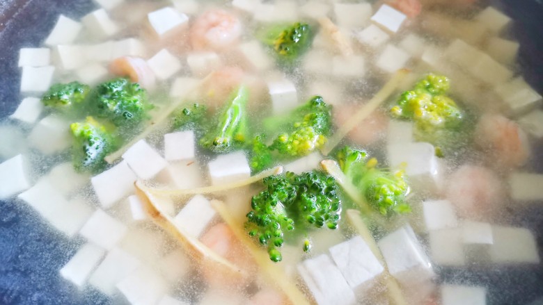 西兰花虾仁豆腐汤,煮20秒出锅。