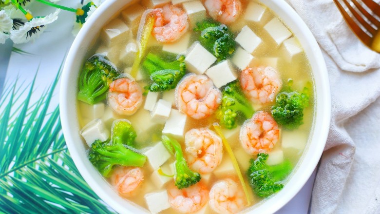 西兰花虾仁豆腐汤,喜欢的可以试试哟。