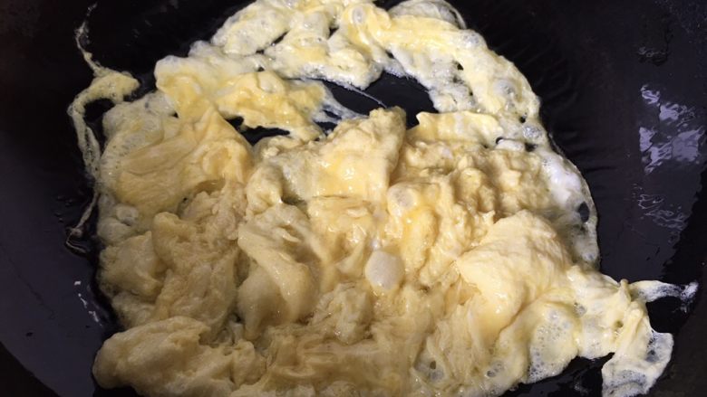 豇豆炒鸡蛋,锅里放油把鸡蛋炒熟盛出备用