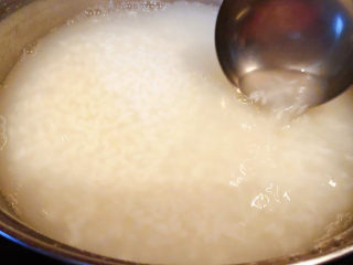 鲜虾干贝粥,大米煮至七成熟