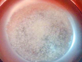 鲜虾干贝粥,大米淘洗干净放入锅中添加适量清水大火煮起来