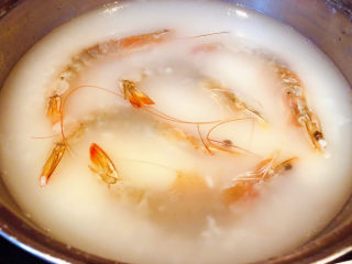 鲜虾干贝粥,放入海虾中火煮五分钟