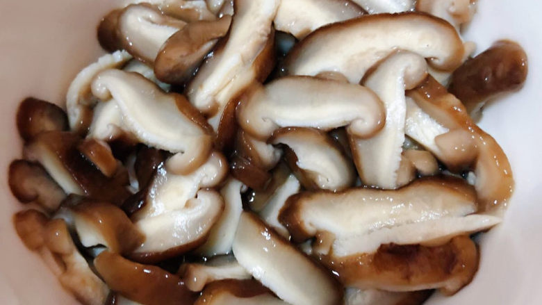 鲜虾干贝粥,焯好水的香菇浸泡一会儿洗净沥干水分切成片状