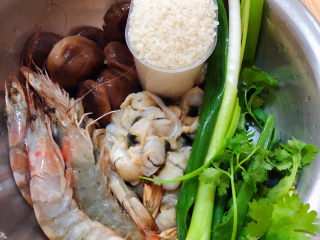 鲜虾干贝粥,准备原材料大米、海虾、扇贝肉、香菇、葱、香菜