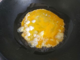 香椿鸡蛋馅饺子,锅中放入适量植物油，放入蛋液，凝固成形