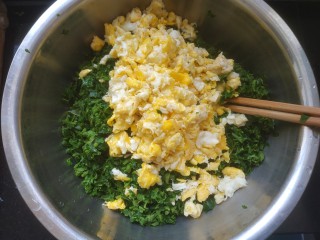 香椿鸡蛋馅饺子,把香椿鸡蛋放入盆中，多放些植物油，适量盐