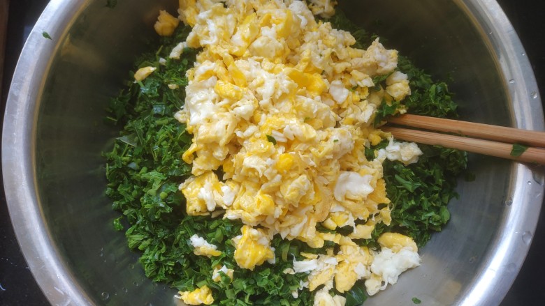 香椿鸡蛋馅饺子,把香椿鸡蛋放入盆中，多放些植物油，适量盐