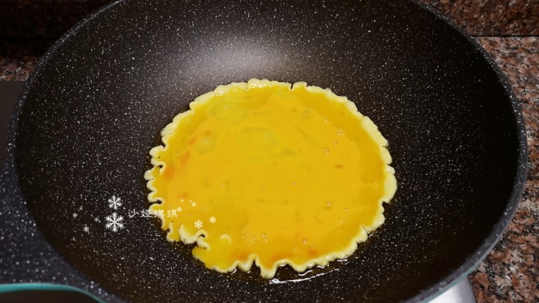 豇豆炒鸡蛋,倒入蛋液定型后翻炒片刻，翻炒过程用铲子将鸡蛋切碎。