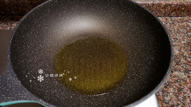 豇豆炒鸡蛋,热锅再倒油烧至八成热。