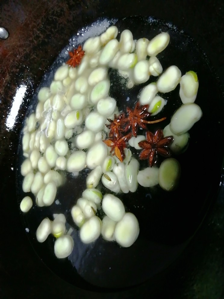 五香蚕豆,加水一起煮