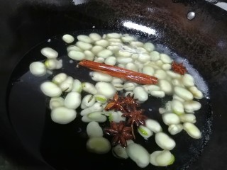五香蚕豆,加桂皮一起煮