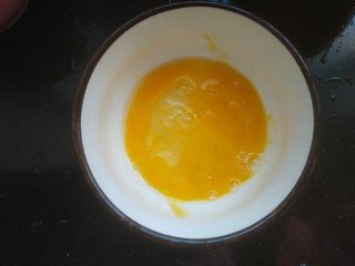 虾仁鸡蛋芝士焗饭,一个鸡蛋打入小碗中，调匀