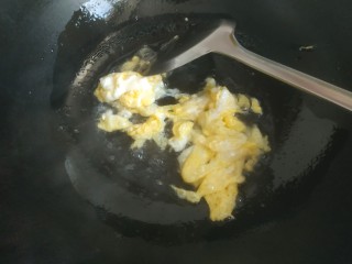 虾仁鸡蛋芝士焗饭,锅中放入适量植物油，放入蛋液，凝固后铲成小块盛出待用