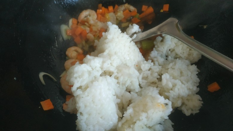 虾仁鸡蛋芝士焗饭,放入米饭
