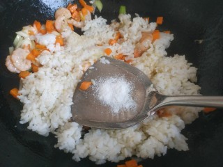 虾仁鸡蛋芝士焗饭,把米饭炒散，加入适量盐