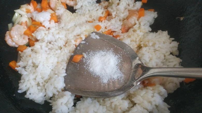 虾仁鸡蛋芝士焗饭,把米饭炒散，加入适量盐