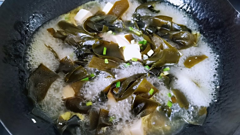海带豆腐汤,散上葱花就可以出锅了