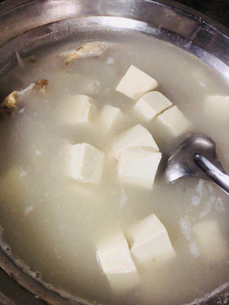 海带豆腐汤,十分钟后加入豆腐块