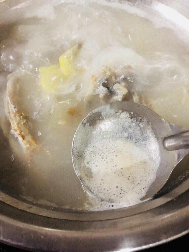 海带豆腐汤,捞去浮末，中火煮十分钟。