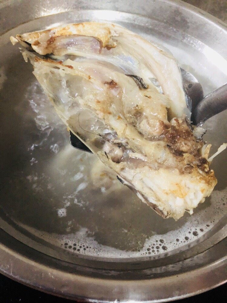 海带豆腐汤,水开后放入煎好的鱼头，为了减少油脂摄入，煎鱼的油就不要了。